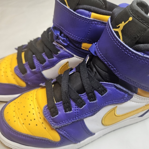 Air Jordan 1 High FlyEase Laker - Youth 4.5 - Picture 1 of 9